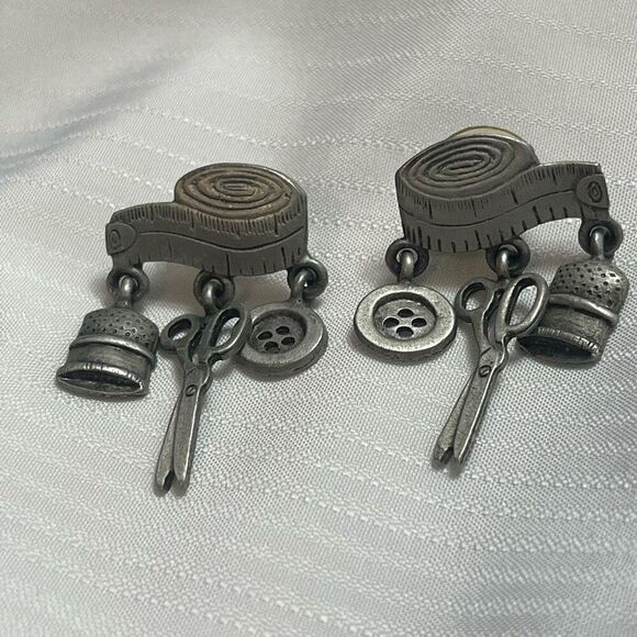 Sewing Earrings Jonette Jewelry Thimble Button Scissors JJ Signed Pewter - Picture 1 of 4